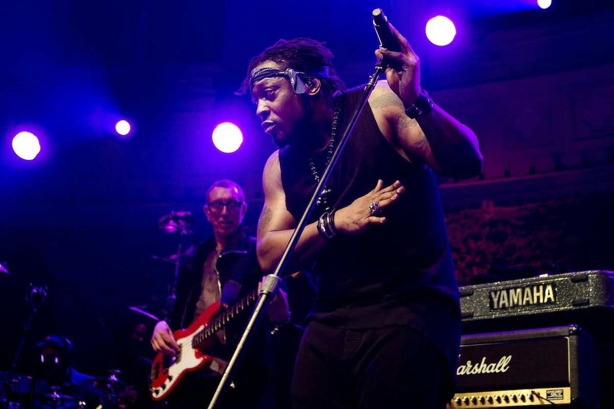 D'Angelo performing at Paradiso in Amsterdam in 2015
