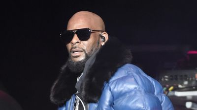 R kelly performs at oracle arena
