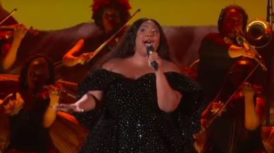 Lizzo opens 2020 grammy awards and shares tonight is for kobe