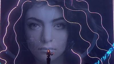 Lorde & Disclosure Perform "White Noise/Royals" Mash- Up At BRIT Awards