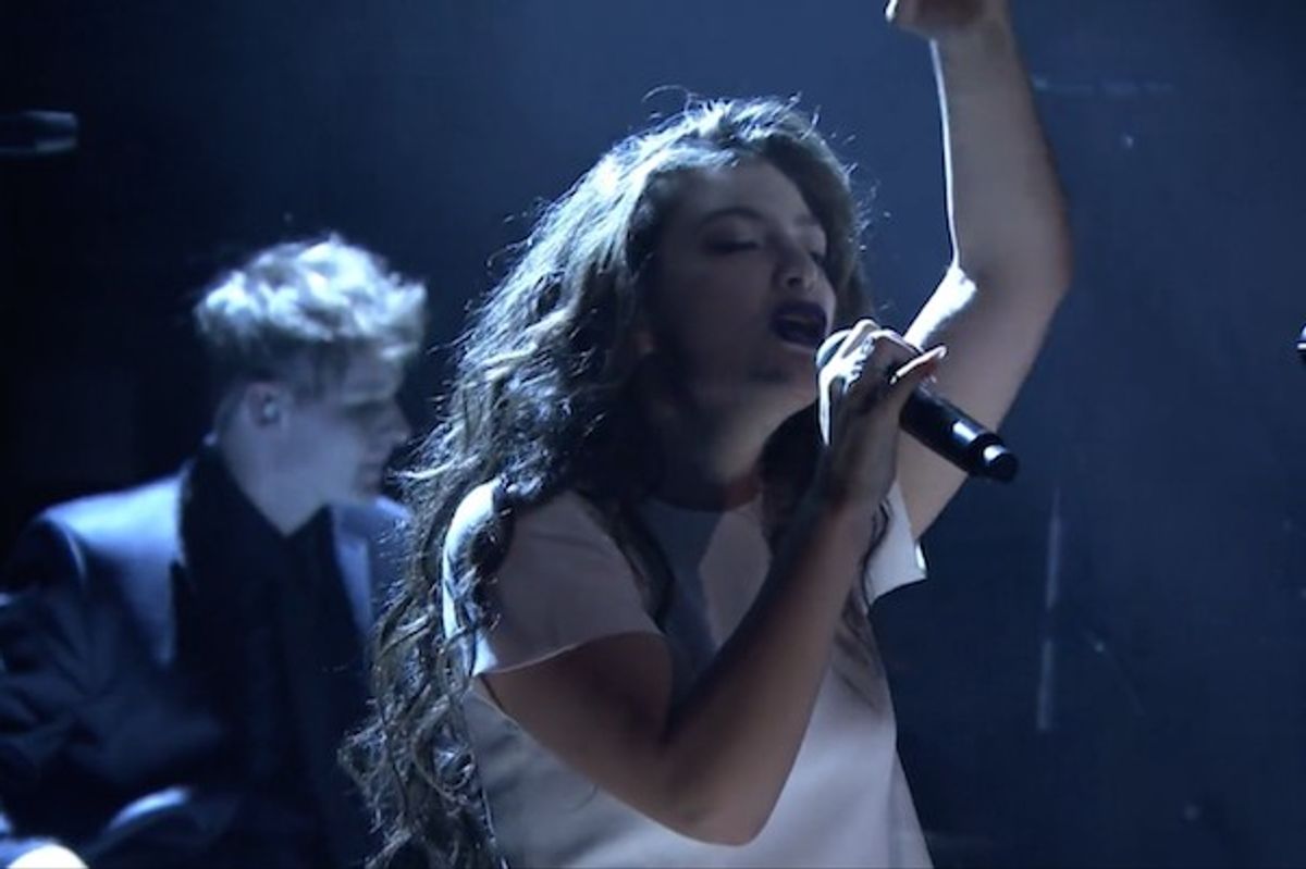 Lorde Chops It Up w/ Jimmy Fallon, Performs "Yellow Flicker Beat" Live On The Tonight Show