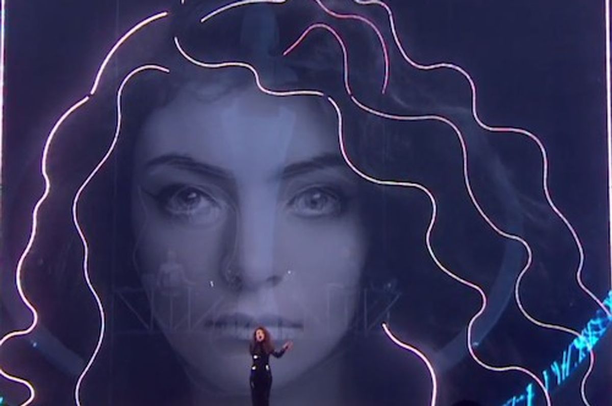 Lorde & Disclosure Perform "White Noise/Royals" Mash- Up At BRIT Awards
