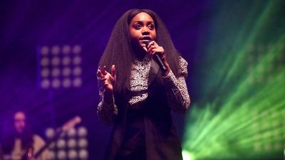 Noname performing