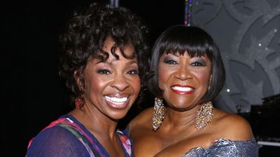 Patti LaBelle and Gladys Knight hugging