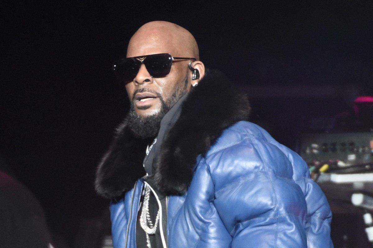 R kelly performs at oracle arena