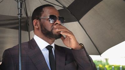 R kelly returns to court for hearing on aggravated sexual abuse charges 2