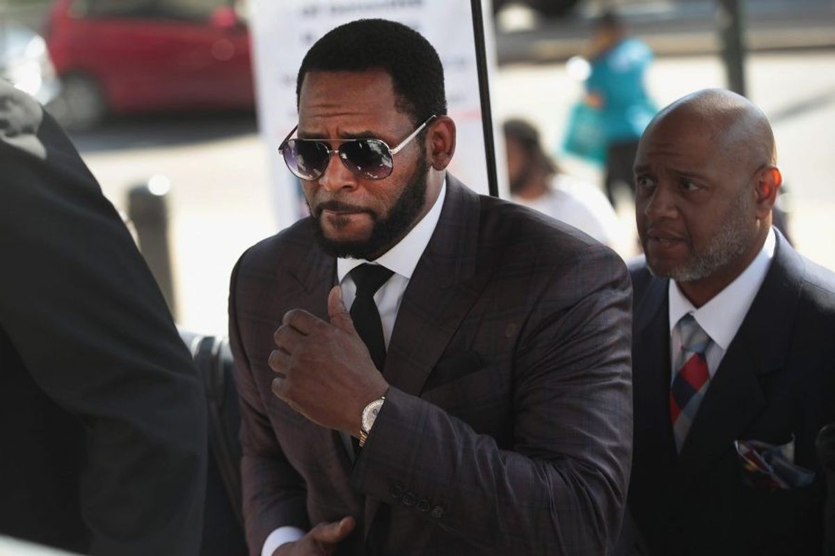 R kelly returns to court for hearing on aggravated sexual abuse charges 3