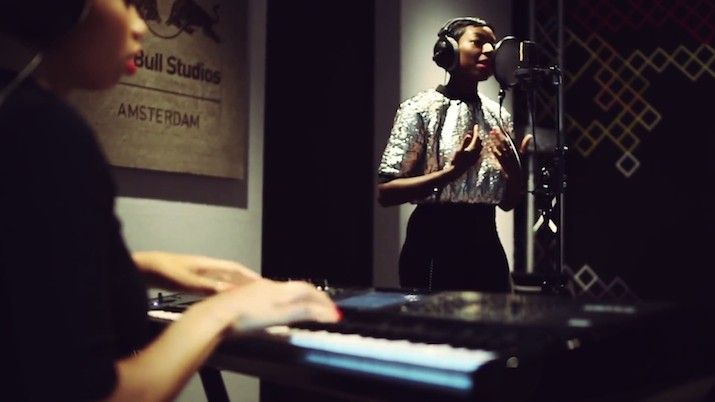 Szjerdene Delivers A Tender Acoustic Take Of "Towers"