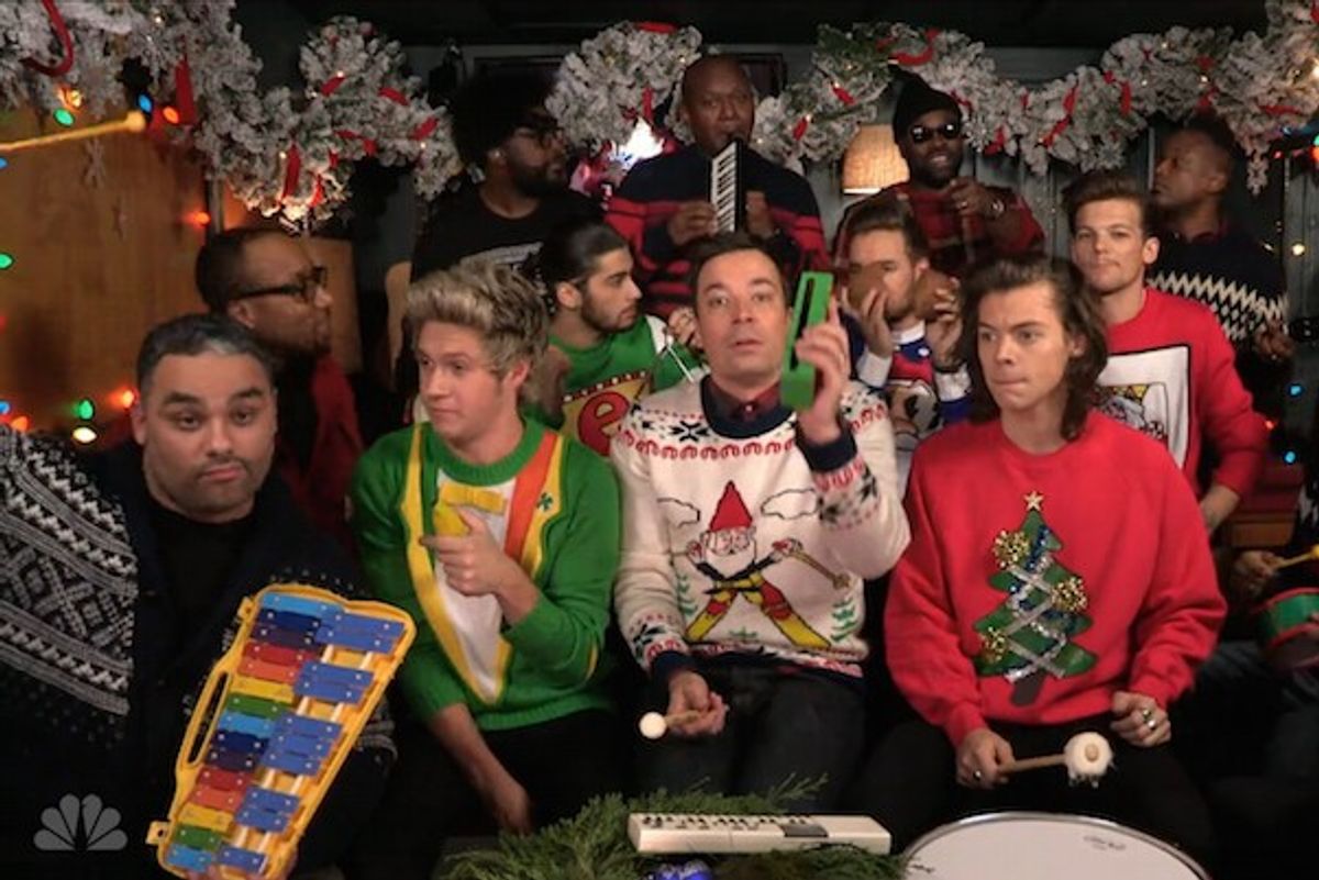 The Roots, One Direction & Jimmy Fallon Perform "Santa Claus Is Coming To Town" w/ Toy Instruments On The Tonight Show