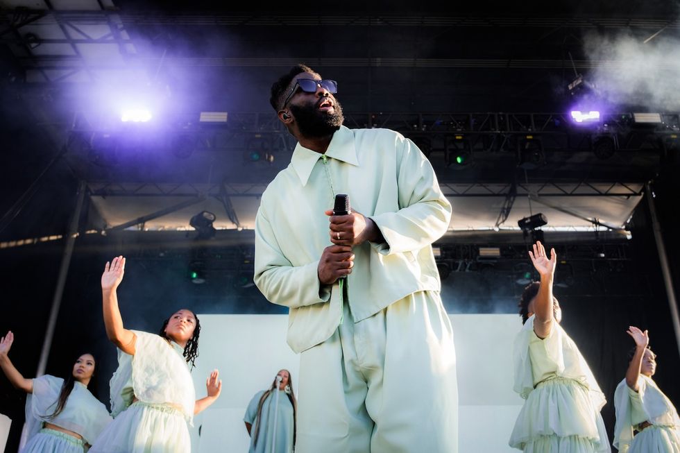 Tobe Nwigwe wearing white with his background singers